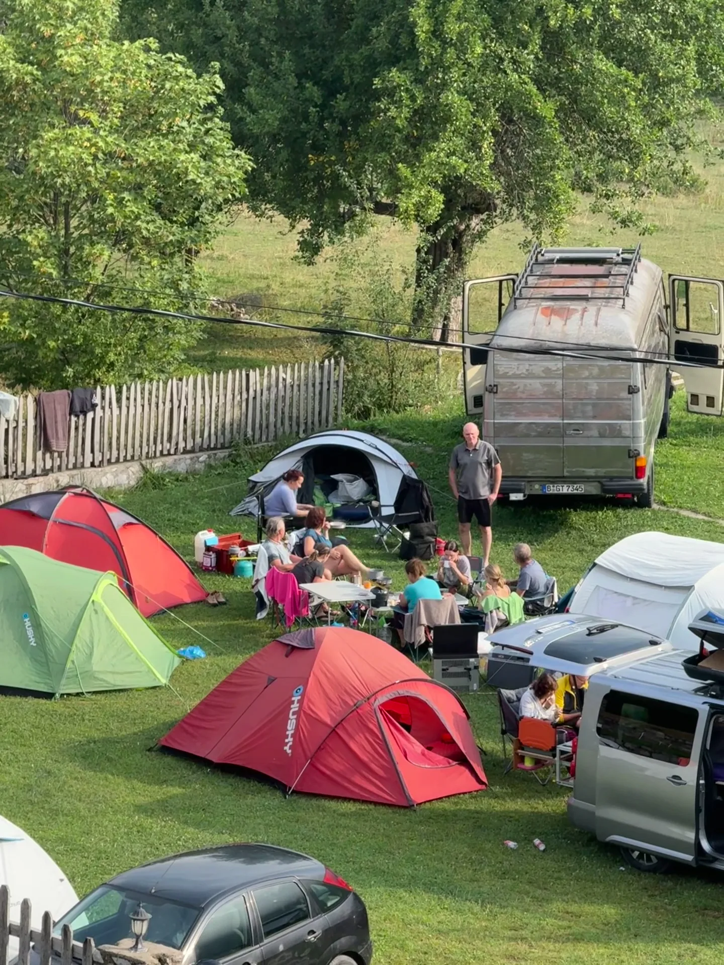 Tenda camping në livadhin pranë bujtinës